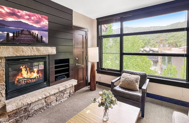 Perfect Snowmass Getaway! Spacious Balcony with Views, A/C, Hot Tub, Gas FP & Parking