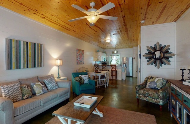 Pet Friendly, Located in Town, Close to beach, Shared Pool, Golf Cart Access