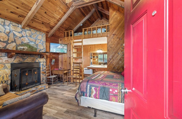 Pet friendly only 4 miles from Beautiful Downtown Helen!