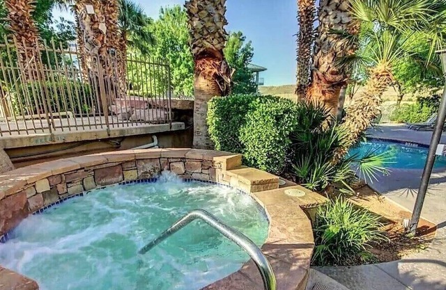Pool Side Paradise ! 2 bed, 2 Bath - Sleeps 8 !