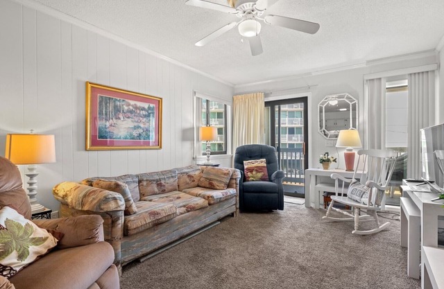 Popular Golden Mile location within a short distance to many local attractions!