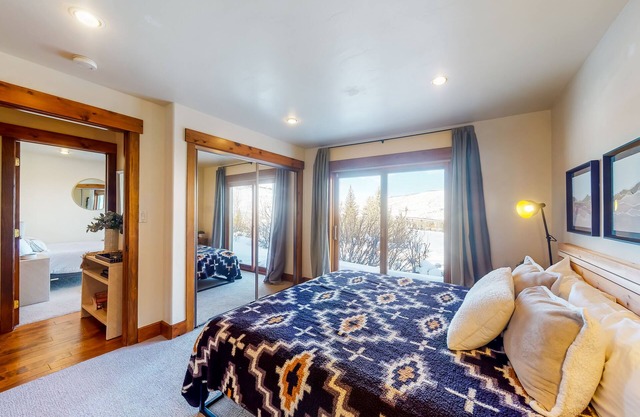 Renovated townhouse near downtown Avon & trails w/decks, washer/dryer, free WiFi