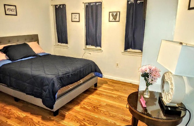 Room in Guest room - Urban Hideaway 5 Mins To Downtown and Stadiums