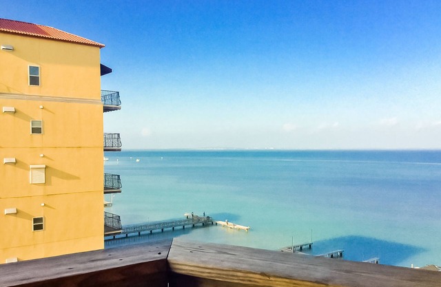 Sixth floor bayside condo with pool & hot tub access, central AC