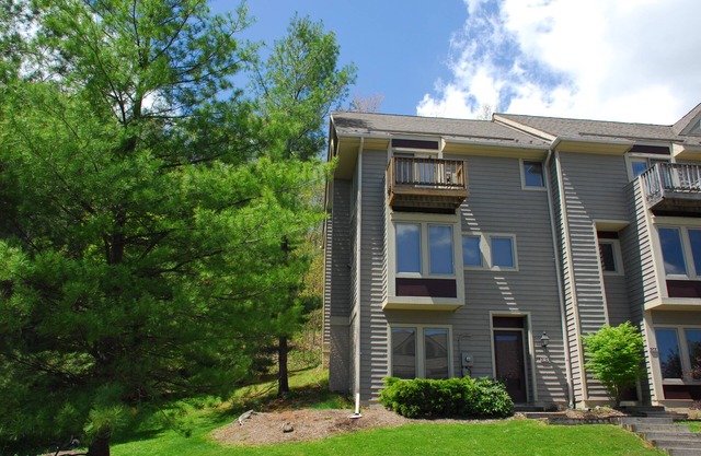 Ski In/Ski Out townhome with Lake Access & a Hot tub in the heart of DCL!