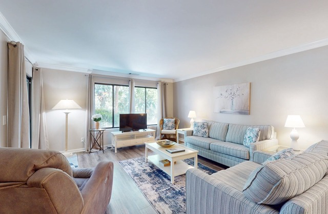 Snow Bird Friendly, ground-floor island gem with pool access - walk to beach