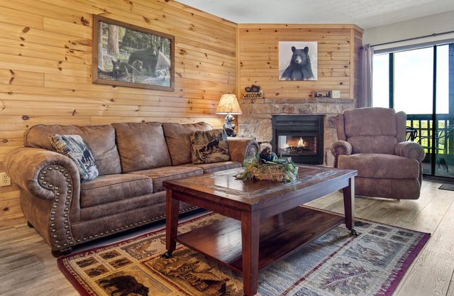 Spacious and cozy w. screened-in balcony, resort indoor pool + arcade