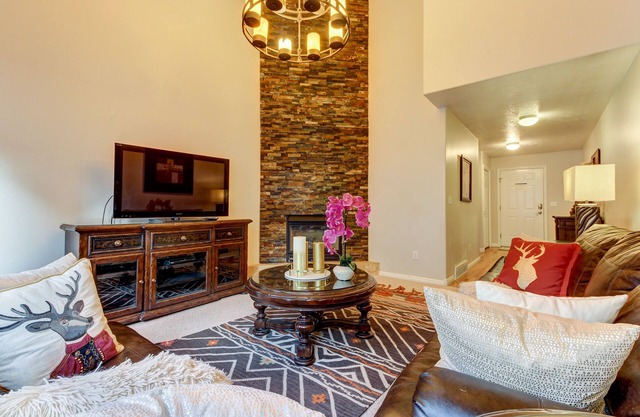 Spacious and sophisticated home w/ private hot tub - close to skiing