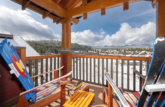 Spacious condo w/hot tub & mountain views