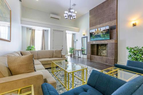 Spacious Condo w Pool & Courtyard Near French Quarter