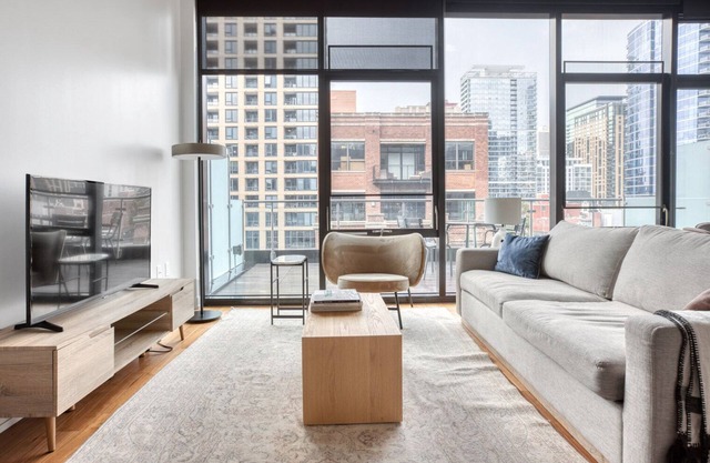 Spacious River North 3BR w/Gym, Rooftop, walk to L & Park, by Blueground (ID #CHI323)