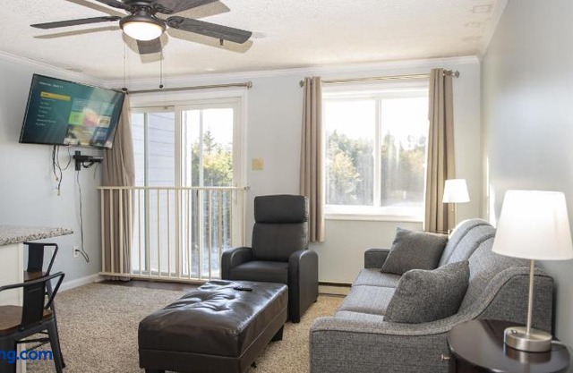 Stroll to Slopes, Village Area, Ski in-out MtLodge 269