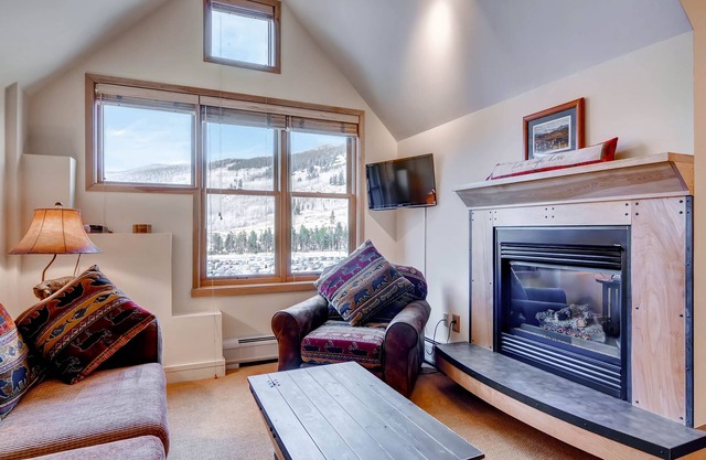 Studio condo w/full kitchen Walk to the slopes Kids Ski Free by RedAwning