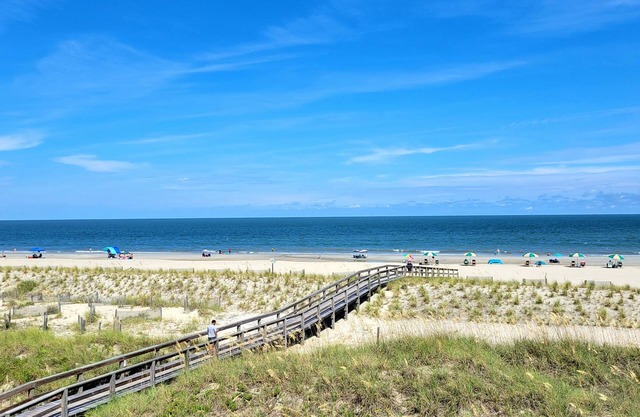 Stunning Ocean View Retreat w/Spacious Balcony & Pool Access