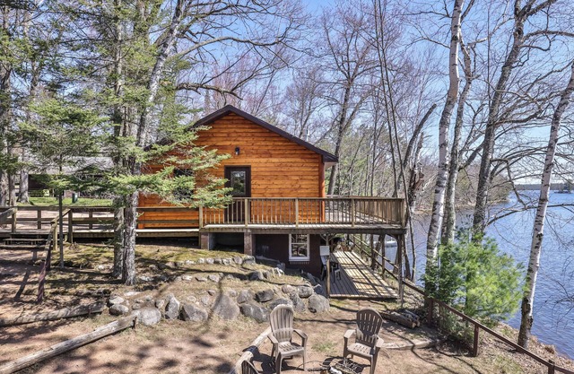 Stunning remodeled lakeside cottage on Little Saint Germain Lake