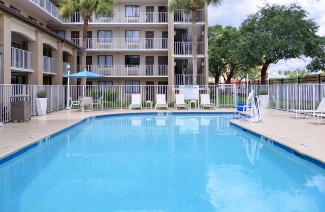 SUMMER DISNEY DEAL! Gorgeous Unit, Pool, Breakfast, Parking, Shuttle