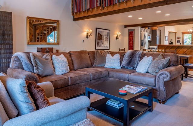 Sunburst Condo 2713 - Newly Updated w/Room for 8 & Hot Tub Onsite