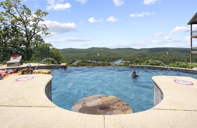 Sunset Retreat | 3 Min from Silver Dollar