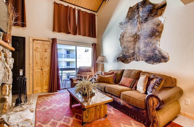 Tastefully Decorated Emmons - 2 Br Condo