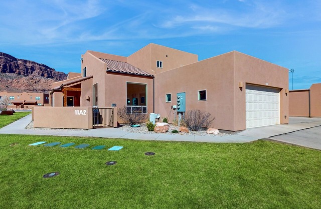 Townhouse w/shared pool, hot tub, free WiFi and cable, and theater room