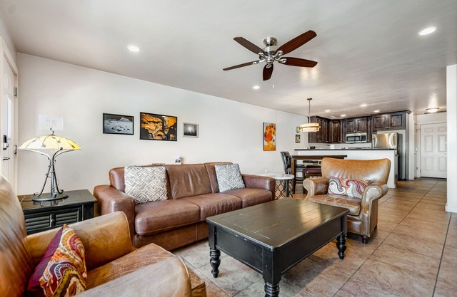 Tranquil desert retreat with great views - shared hot tub, pool, & tennis courts