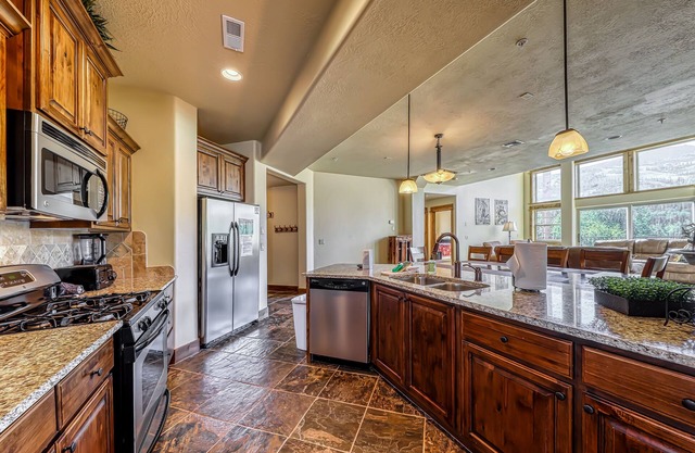 Two-level condo w/mountain view, jetted tub, balcony & gas grill