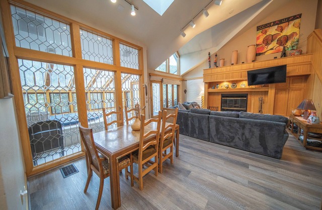 Unit with Private Hot Tub & fast Walk to Lifts