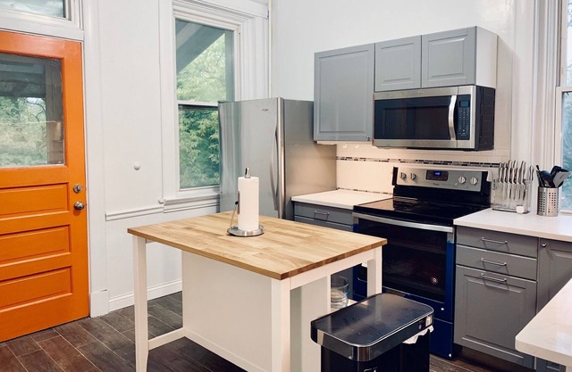 Upscale 2 BR near UC, DAAP, CCM, Hospital and Zoo w/Parking and Laundry, 1FL