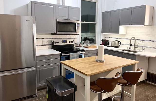 Upscale 3 BR near UC, DAAP, CCM, Hospital and Zoo w/Parking and Laundry, 2FL