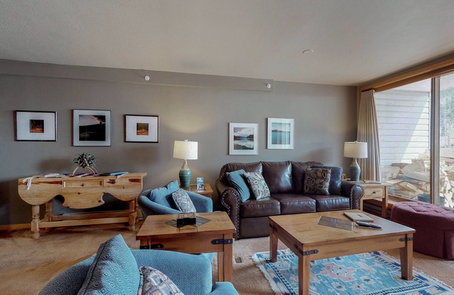Walk to the Slopes from this Condo with Shared Indoor Pool & Hot Tub Access