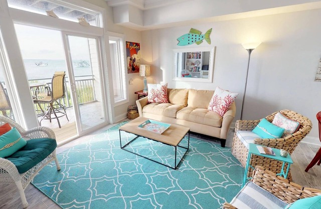 Waterfront condo w. resort amenities + unbeatable views!