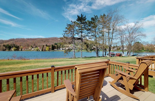 Waterfront Townhouse with Dock, Community Pool, Hot Tub, & Tennis
