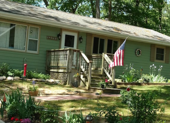 Welcome to Sister Lakes Michigan 4 Bedrooms, 1 & 1/2 Bath Dining RM