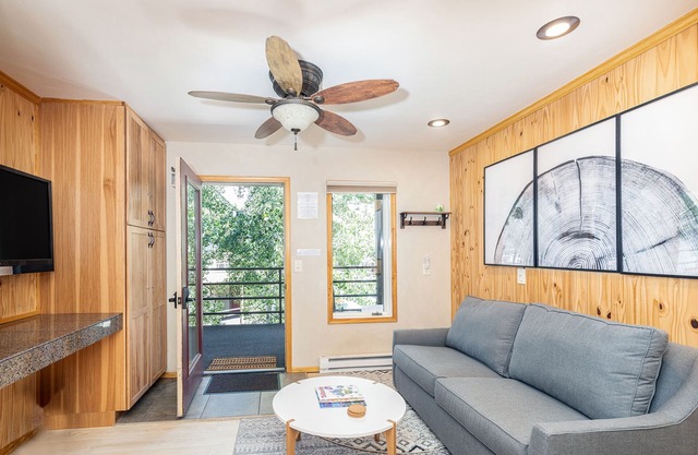 Whisper Wood | Mountain & River Views, Top Floor Bay Window