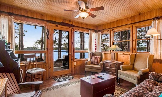 Three Lakes Cottage | 102 m² Cabin ∙ 2 bedrooms ∙ 4 guests