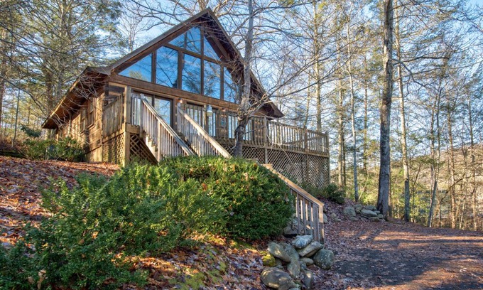 Gatlinburg Cabin | 109 m² Cabin ∙ 2 bedrooms ∙ 4 guests