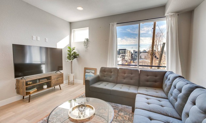 West Colfax Apartment | 111 m² Apartment ∙ 3 bedrooms ∙ 6 guests