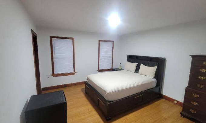 Thompsonville Apartment | 130 m² Apartment ∙ 1 bedroom ∙ 8 guests