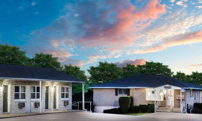 Pine Grove Hotel | 19 m² Motel ∙ 127 guests