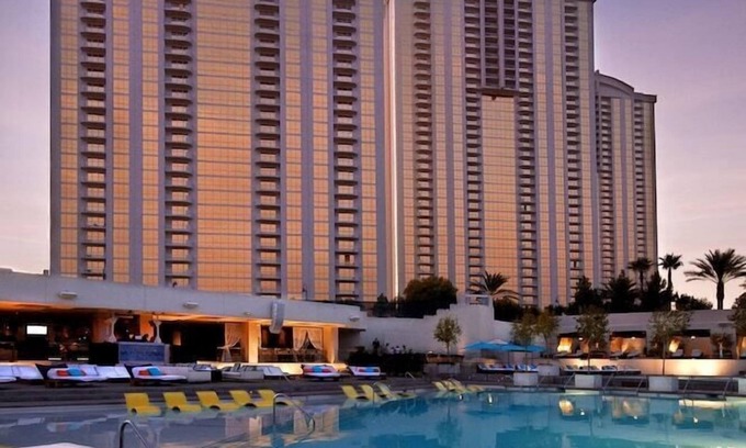 Las Vegas Apartment | 2 Connecting Suites at a 4.5⭐️ Hotel