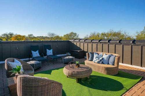 Hadley - Washington House | 2 Miles to Broadway w Rooftop Deck Grill & Garage