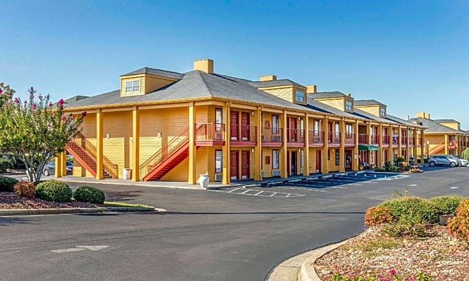 Bessemer Hotel | 2-Star Hotel ∙ Quality Inn Bessemer I-20 exit 108