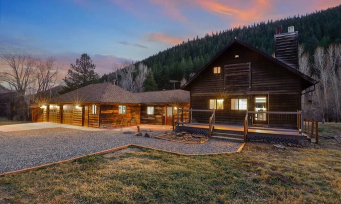 Black Hawk House | 209 m² House ∙ 3 bedrooms ∙ 6 guests
