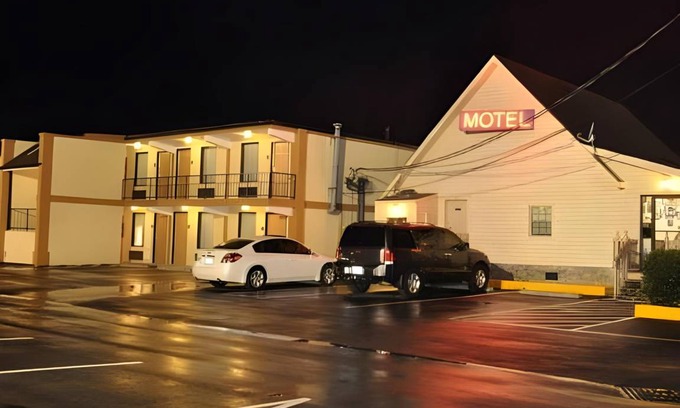 Hendersonville Hotel | 26 m² Motel ∙ 127 guests