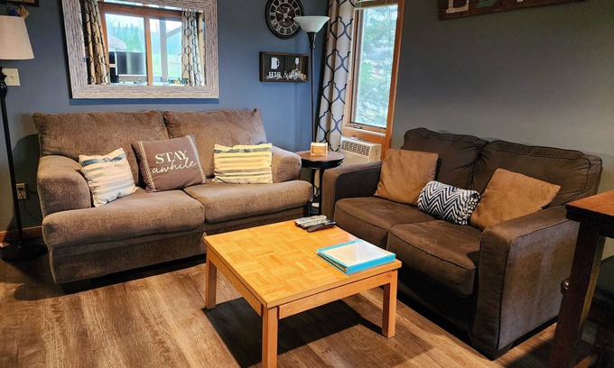 Mancelona Condo | 2bdrm sleeps 6. KING bed! Pool, Wifi, Fireplace, Steps to pink lift!