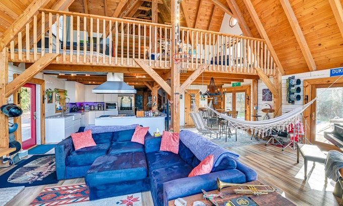 Newtonville House | 315 m² House ∙ 1 bedroom ∙ 12 guests