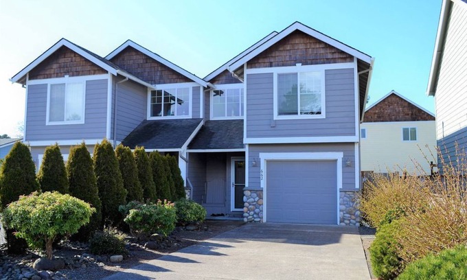 Seaside House | 3BR/2Bath Upscale Duplex Close to Beach, Town, and Convention Center