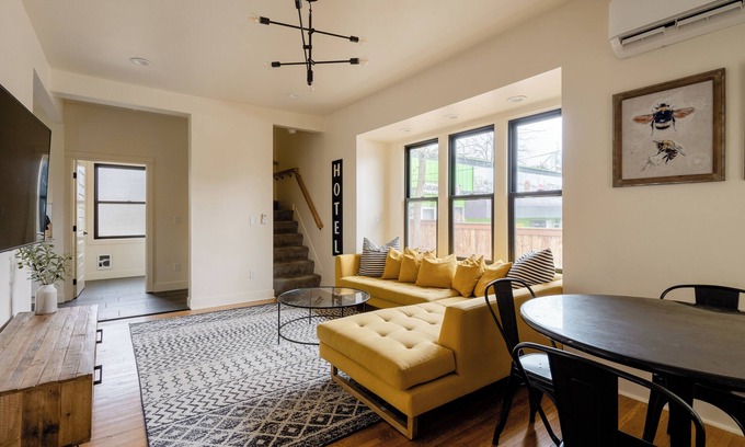 Hosford-Abernethy House | 4BR Farmhouse | Remodeled Ideal for Groups