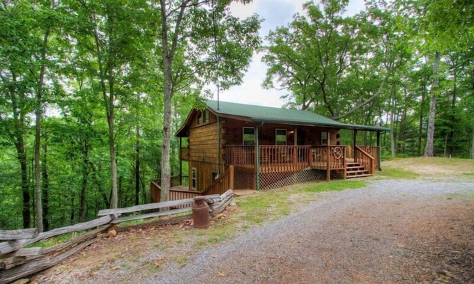 Gatlinburg - Pigeon Forge House | 4WD/AWD Adventure For 2 - Private Setting Near Great Smoky Mtns National Park