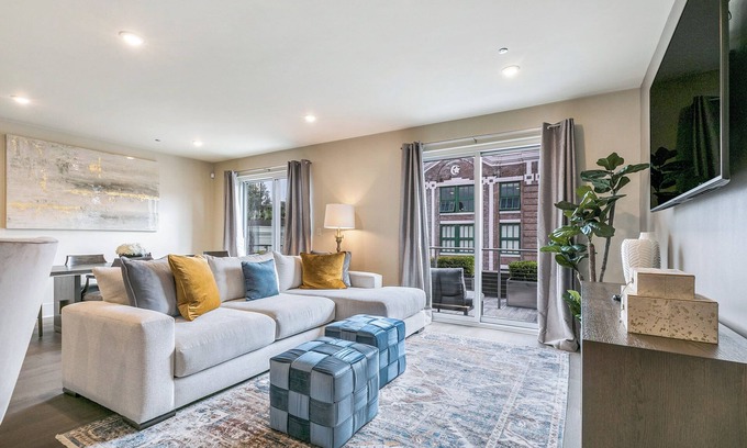 Central Business District Apartment | 5B/5.1B Penthouse with Large Private Balcony Overlooking City | The Creole Queen